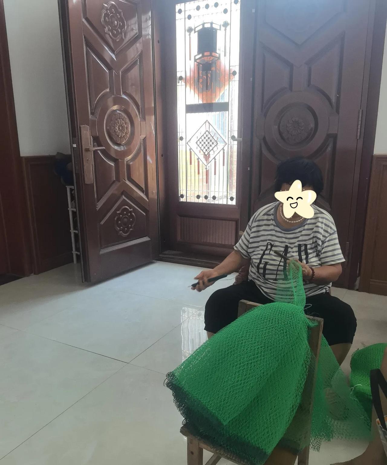 “姥姥，你别结网了，你陪我玩。我长大了挣钱给你花。”“你个鳖孙，这么大一点就给