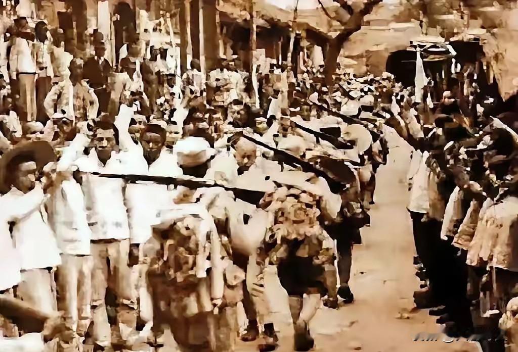 川军残兵背骨灰回川，路遇浑水袍哥劫道，老兵拿不出钱，含泪打开骨灰坛：这里装着我父