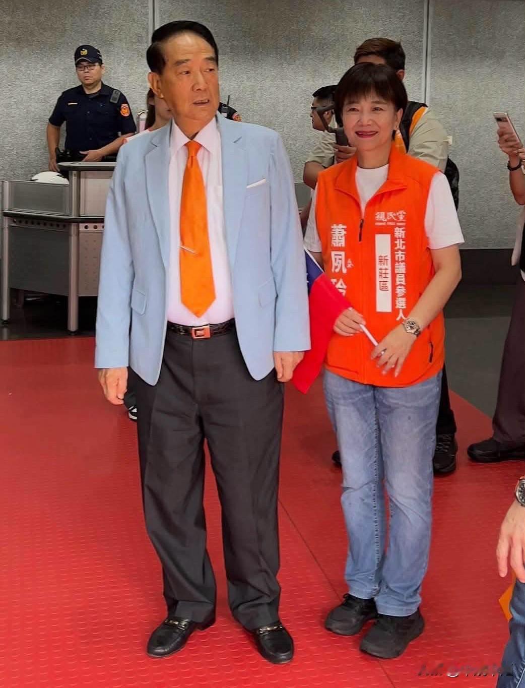 亲民党新北区议员萧夙玲今（10日）在脸书发文表示，微笑挂在脸庞，服务放在心上。用