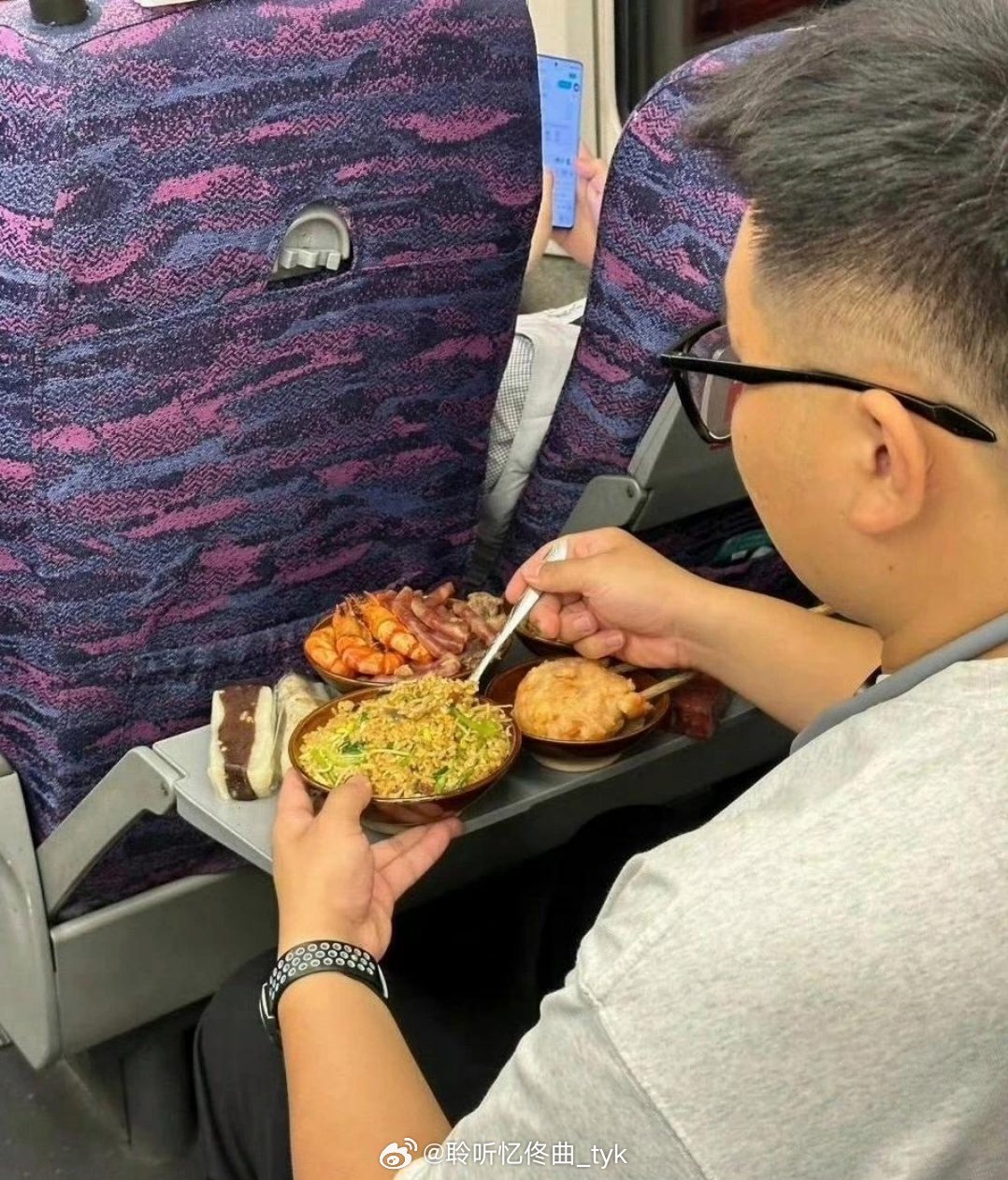 饿着肚子赶高铁，看到这一幕惊呆我了！真把高铁当自己家了