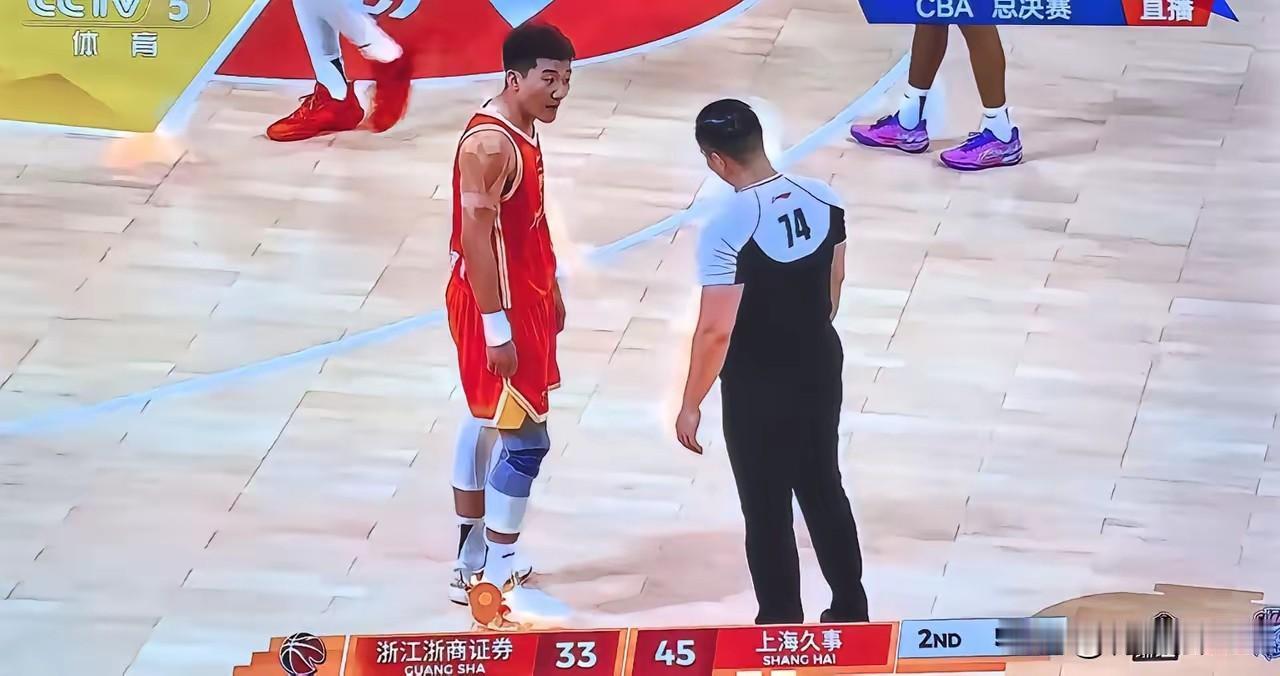 晒图笔记大赛就问上海久事球迷慌不慌，王博找到赢球办法，就是将孙铭徽摁在替补席上，
