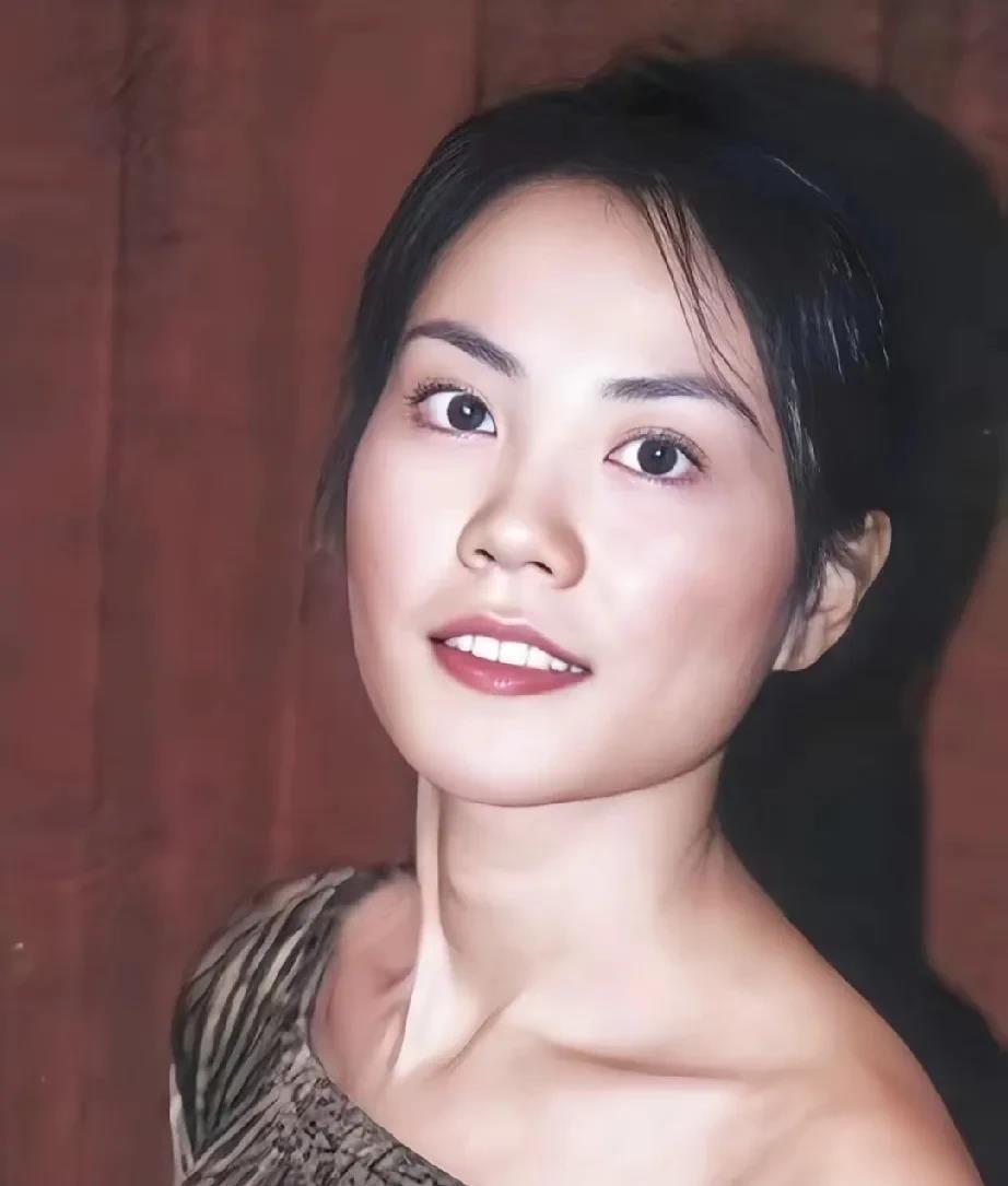 王菲这下又要坐不住了！她怎么也不明白，一直特别忙的谢霆锋，这次居然一个人带着