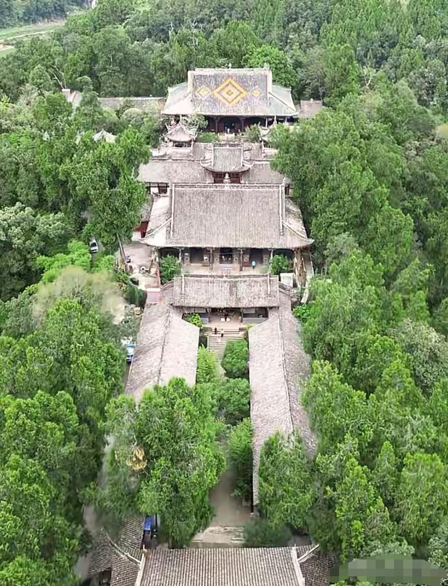 说实话，去之前我真没把它当回事。网上翻来翻去就那么几句话，“四川第二大道教圣地”