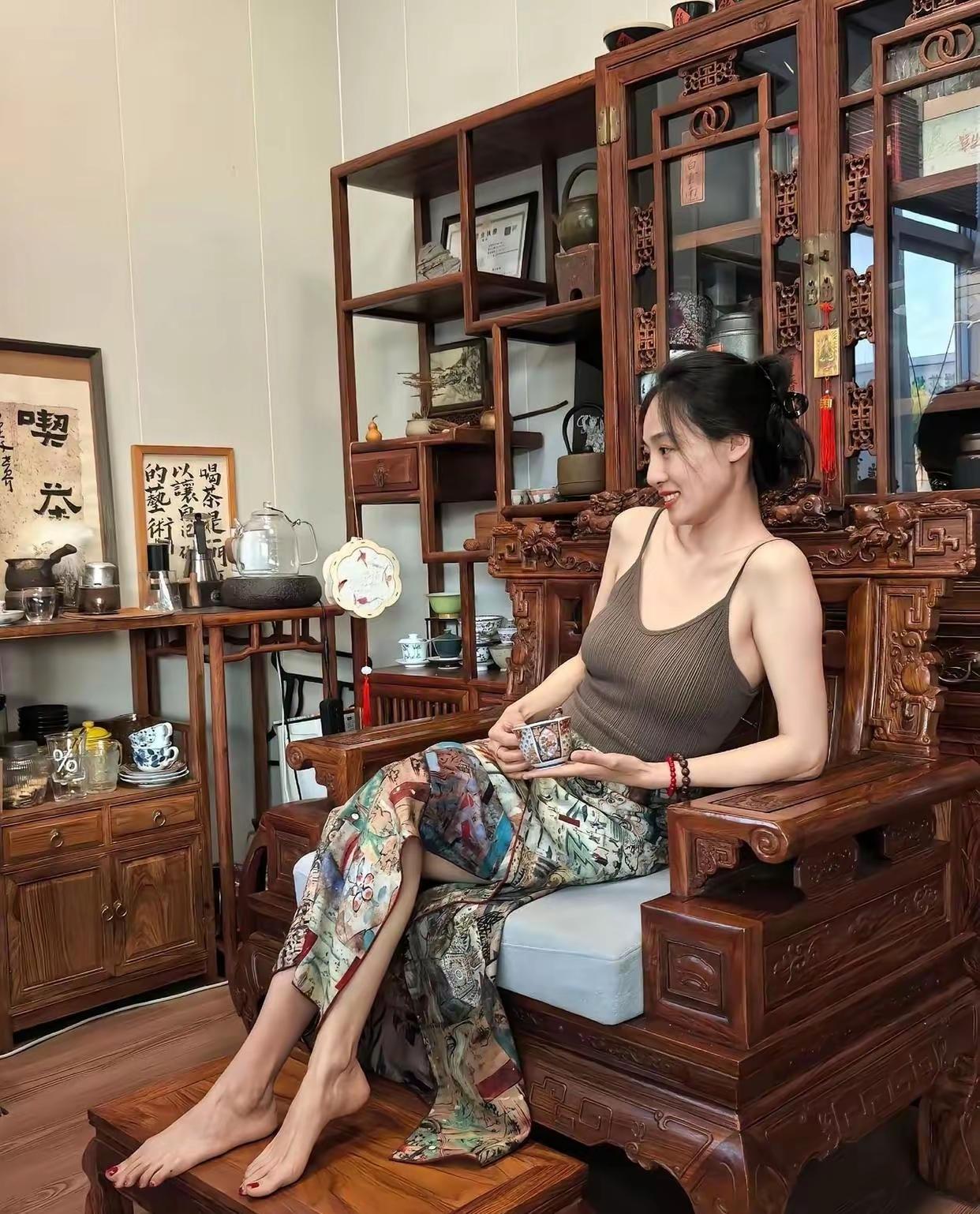 朱翊钧0岁登基，自幼丧父（隆庆帝），在生母李氏与首辅张居正极为严苛的管教下成长。