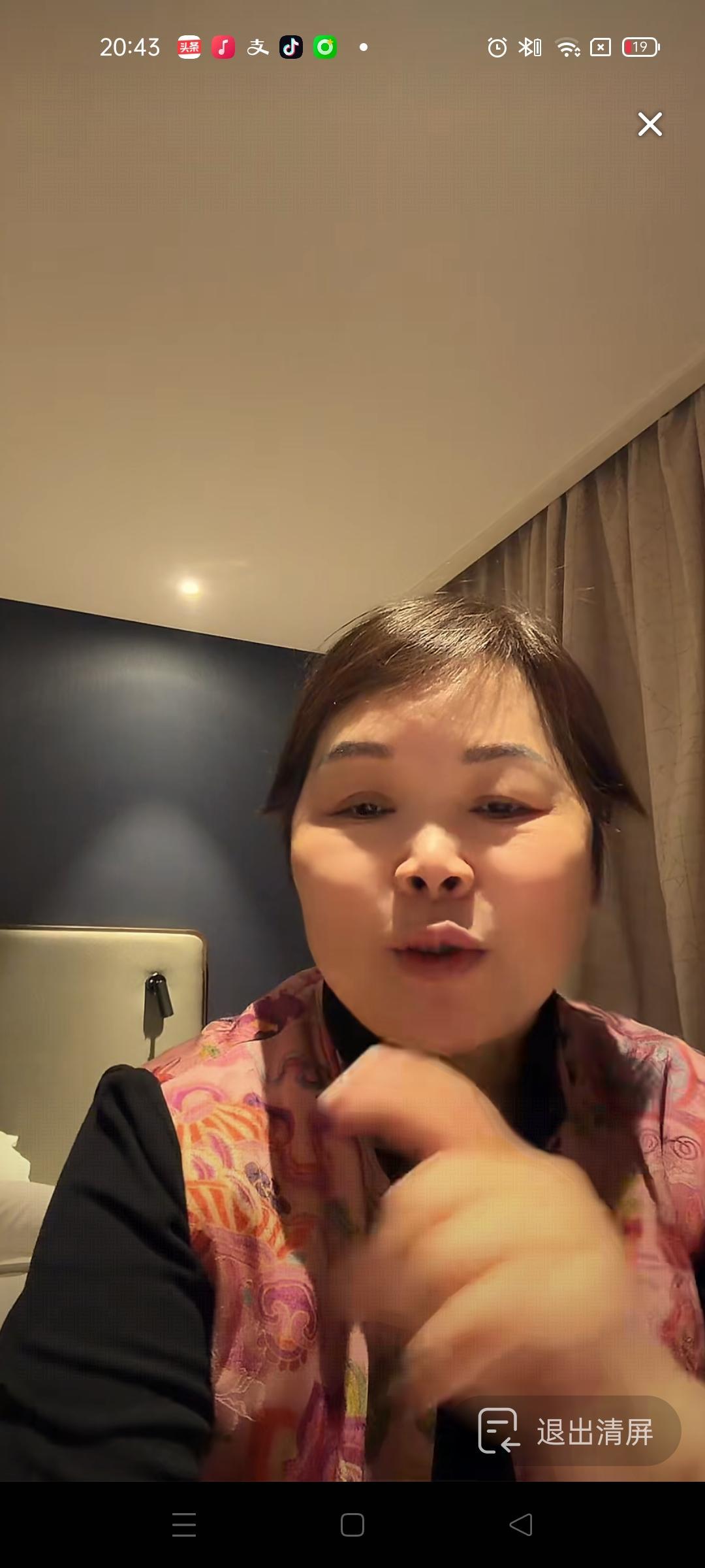 叶锐聪的姐姐第一次见到弟弟叶锐聪，不敢抱着弟弟哭，拉着弟弟的手说“我是姐姐，我是