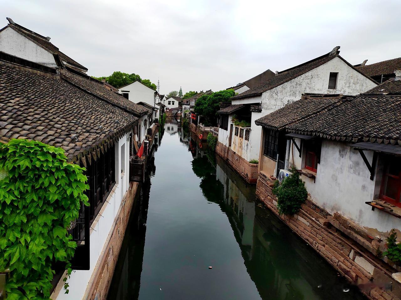 老家在江南水乡的苏州甪直。前不久，又来到这里。“小桥流水人家”，眼前一座古朴小桥