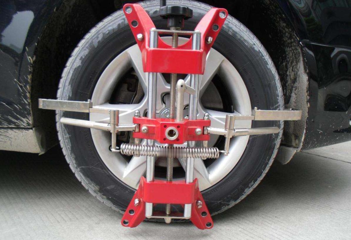 方向盘一抖就慌，师傅说啥信啥，结果钱花了车还更歪了。其实动平衡和四轮定位根本不