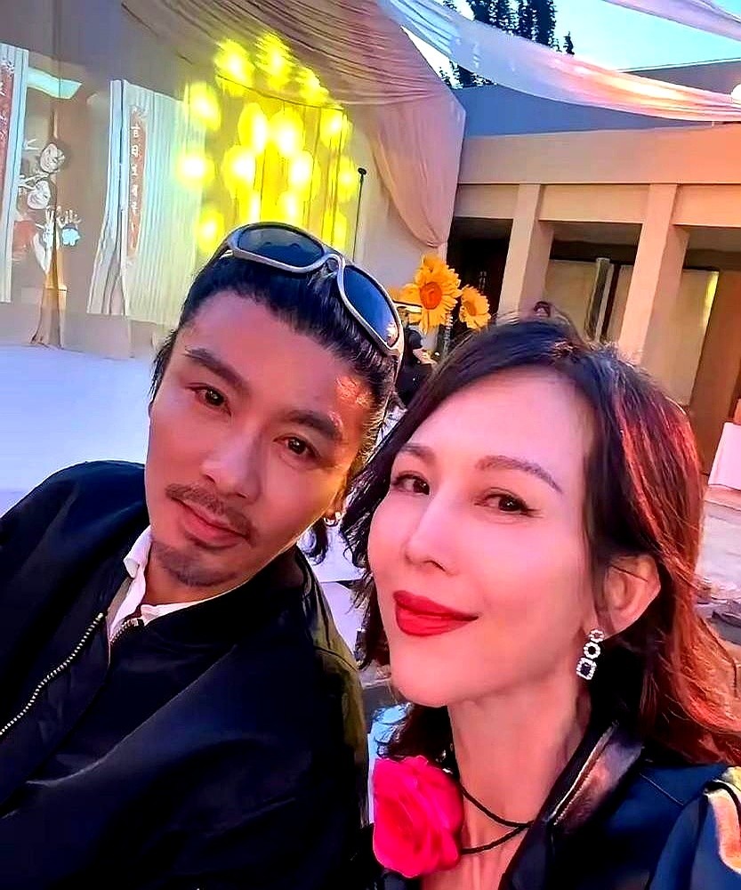 53岁蔡少芬在首尔街头跟张晋赌气，结果被一句话给治服了。当时她素颜戴着帽子，脸颊凹陷得瘦脱相。张晋一