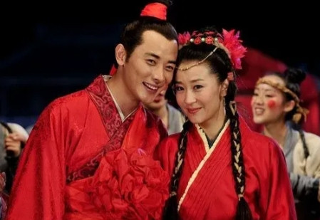2011年时，罗晋和苗圃恋爱时，苗圃父亲生病了，罗晋毫不犹豫的掏出自己所有的积蓄