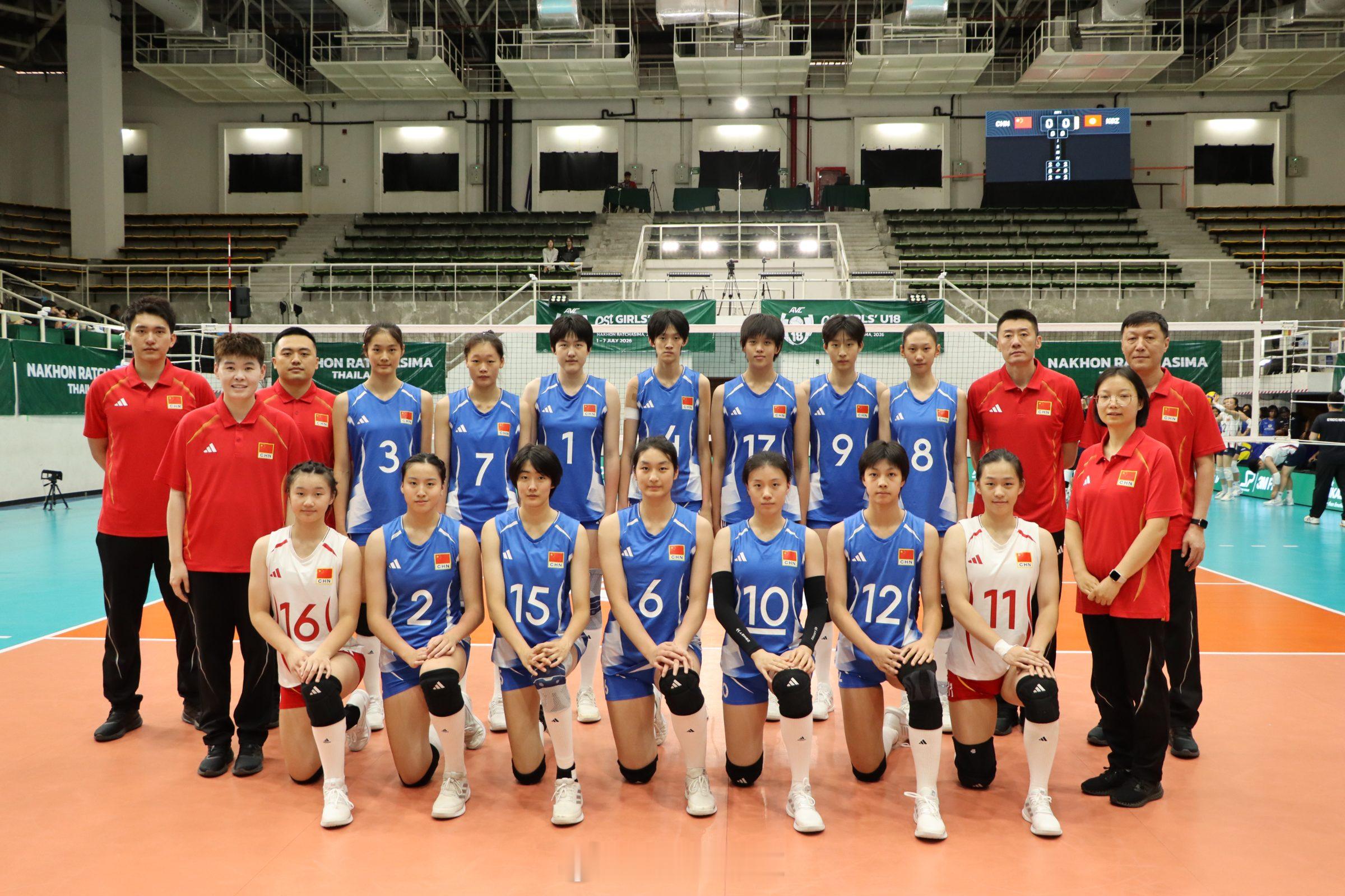 参加2026U18女排亚锦赛的中国队的首张大合照。主攻：06.陈睿菡、07.