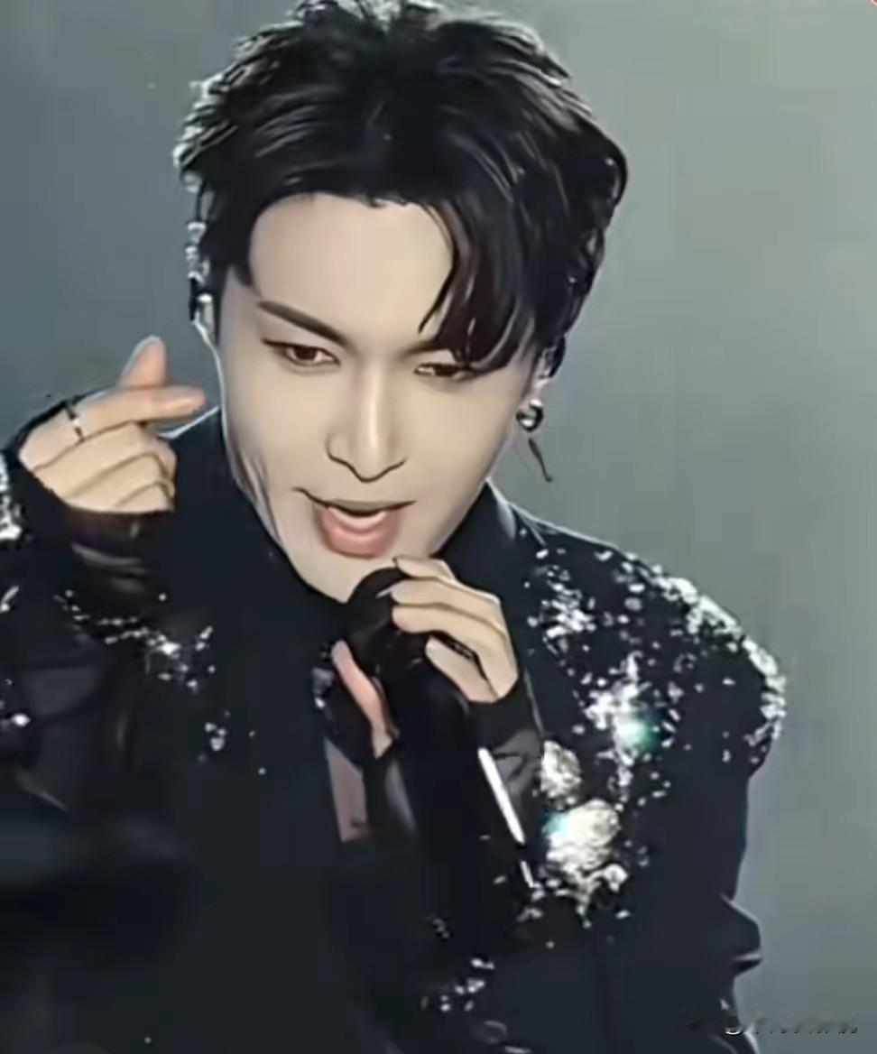 张艺兴摊上事了！在跨年演唱会上，张艺兴的《大花轿》堪称一绝，将电子乐和唢呐融