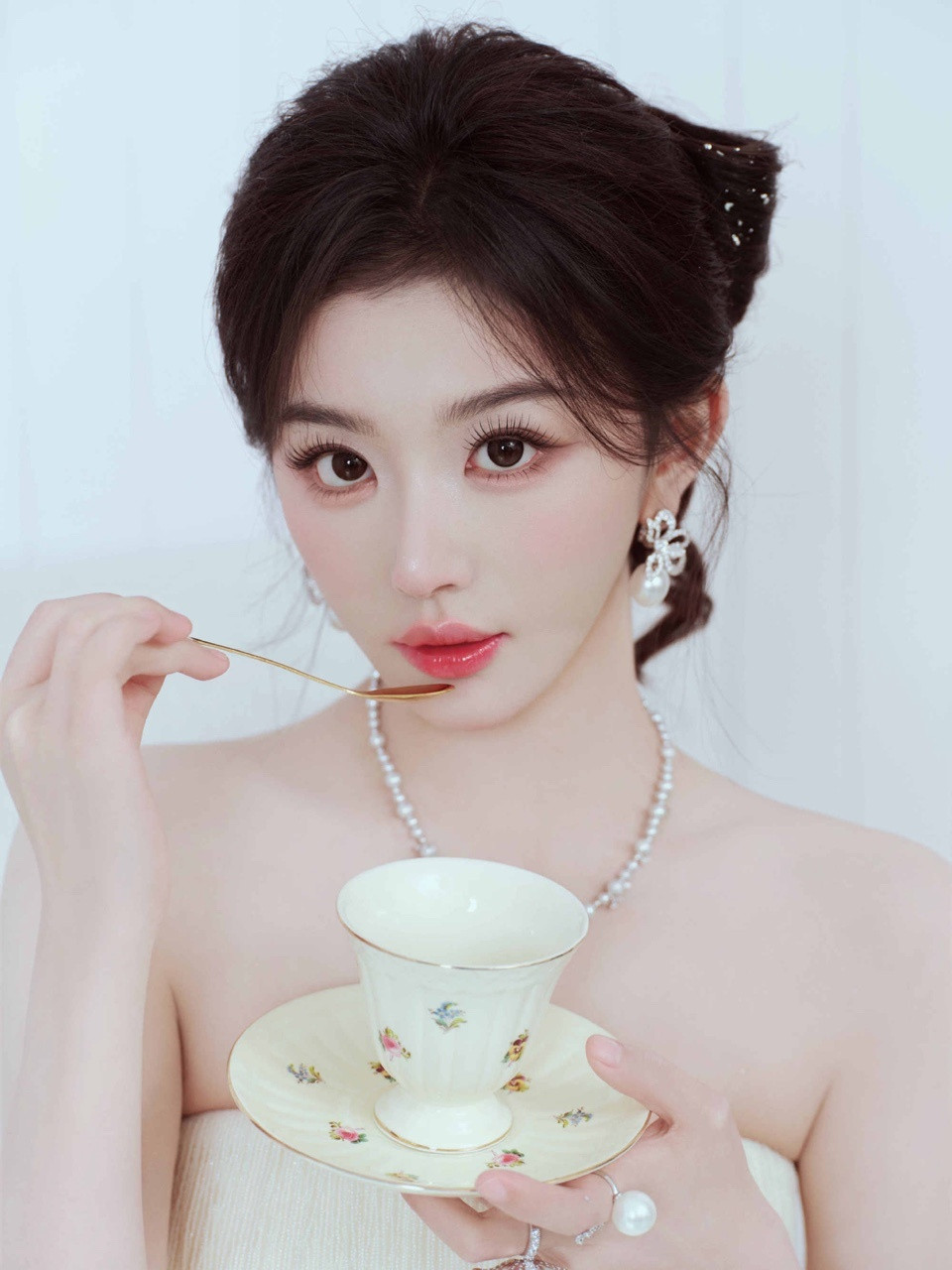 孔雪儿孔雪儿夏天冬日女友这个孔雪儿就这样美！完全雪媚娘来的～