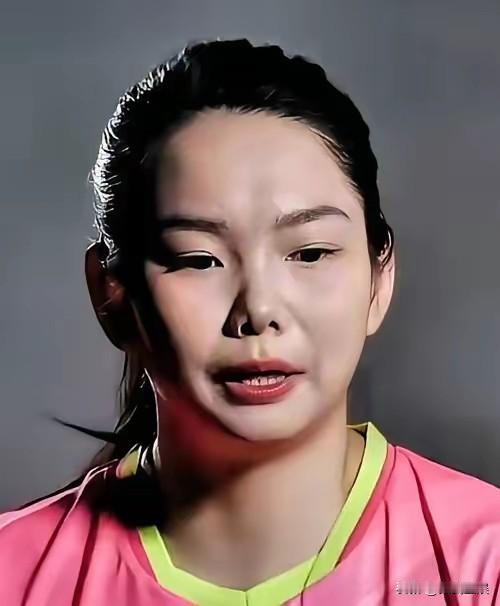 世乒赛夺冠的那一刻，孙颖莎扔掉球拍就往场边冲！马琳伸手拦不住，队友围上来她也不理
