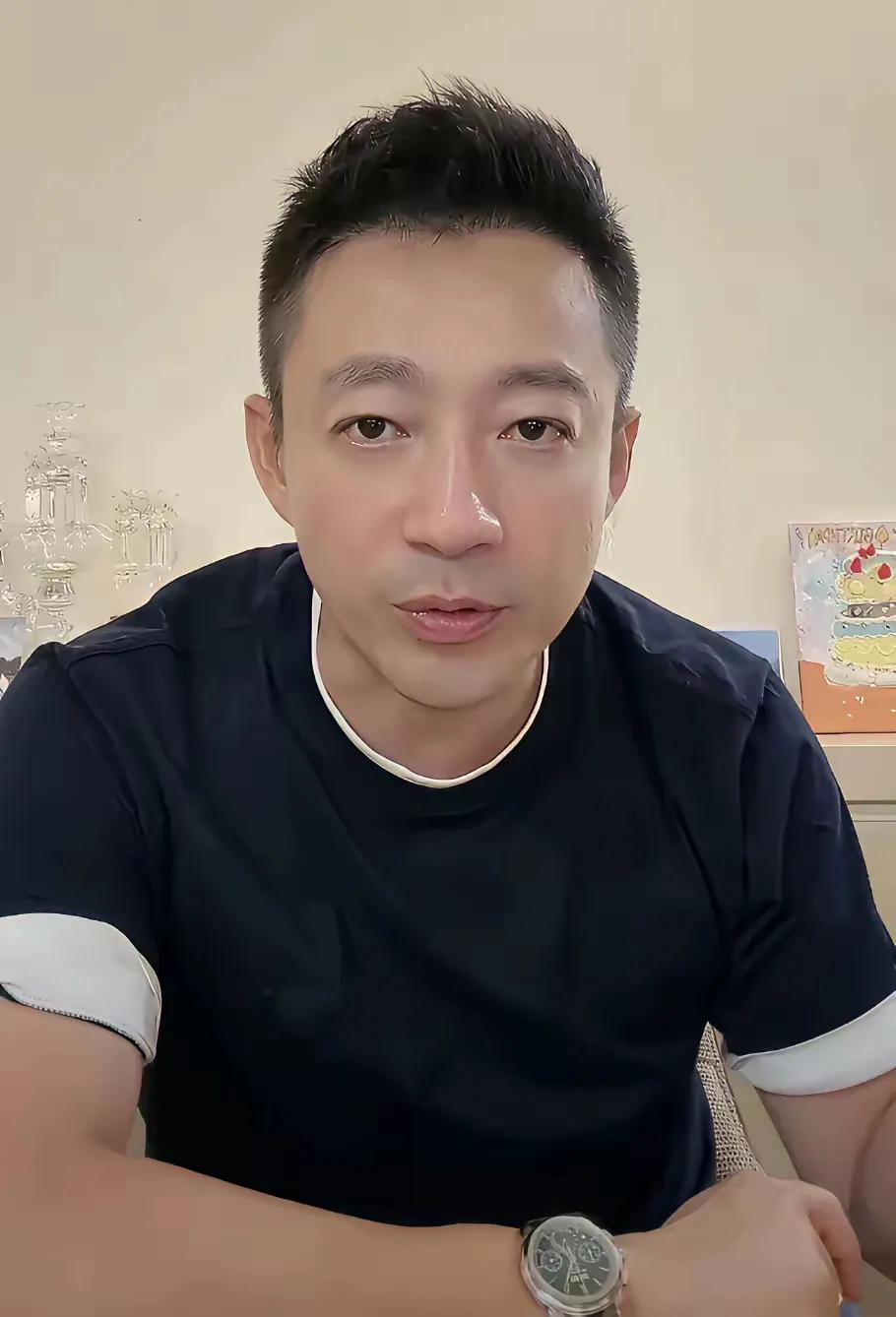 汪小菲带小儿子汪宝回台北打疫苗了，两个大孩子也不转学来北京，汪小菲对台北有特殊的