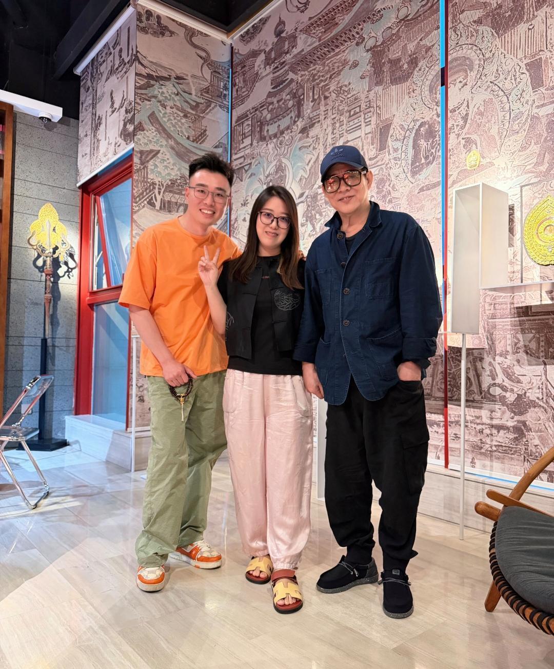李连杰独自一人在北京逛商场，大热天他穿着牛仔外套，脚上一双老头鞋，头戴名牌棒球帽