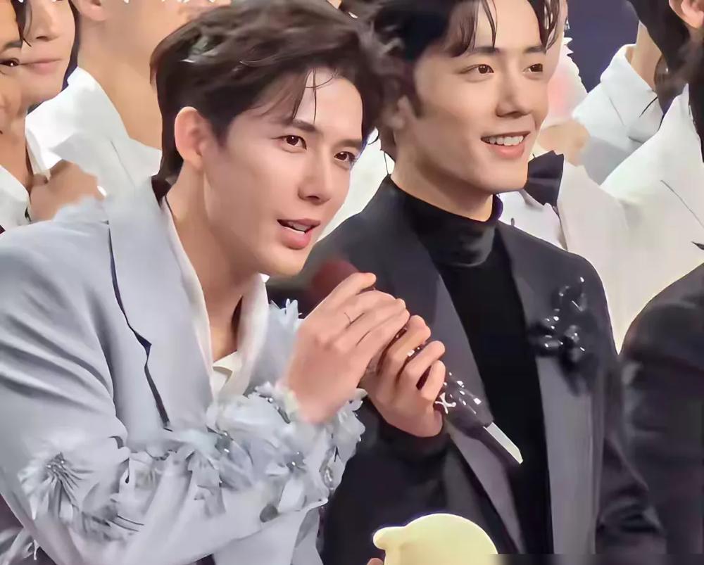 跨年晚会后台。于适冷着脸刷手机，空气结冰三秒。肖战横穿半个休息室，伸手：“新