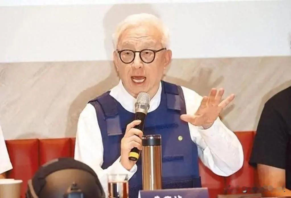 曹兴诚今（15日）在脸书发文叫嚣称，建议沈伯洋取消辩论，给蒋万安留点余地。赵少康