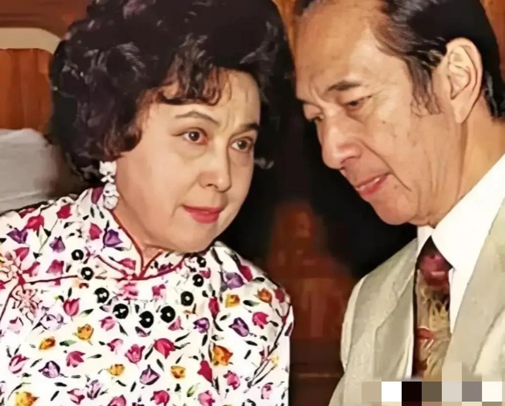 2001年，何鸿燊威胁妹妹何婉琪，让其交出股份，不然就曝光她的丑闻，没想到，何婉