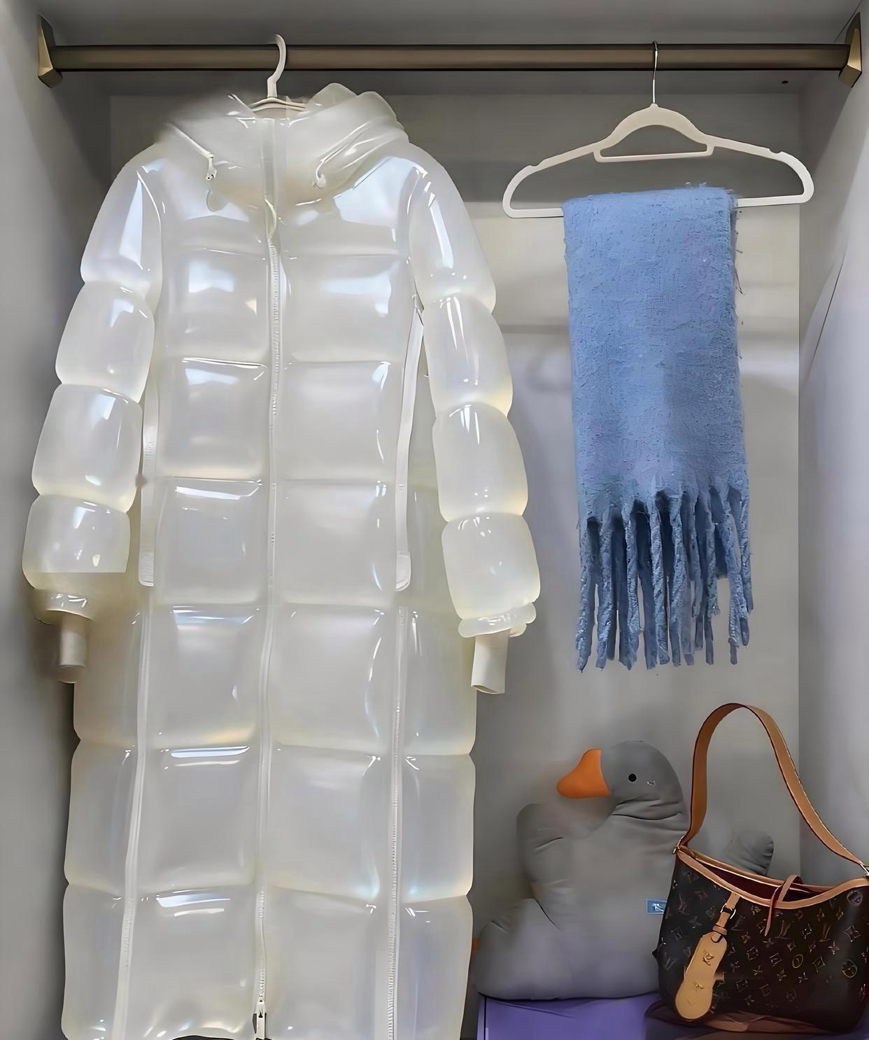 冬季，“果冻羽绒服”走红社交平台，1200元左右的中高端款式引发广泛讨论，争议集