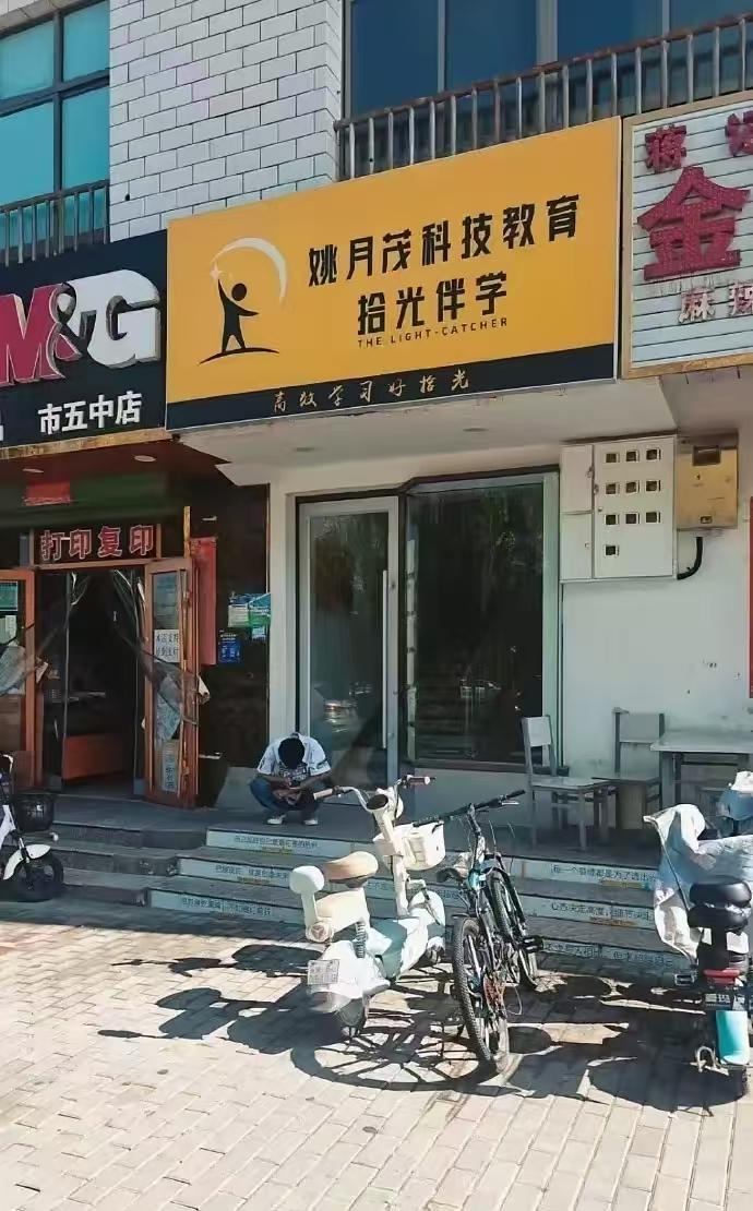 做梦都想出名，这下如愿了。现在像这种为了博取流量，这类人必须要刑事拘留一年，把违