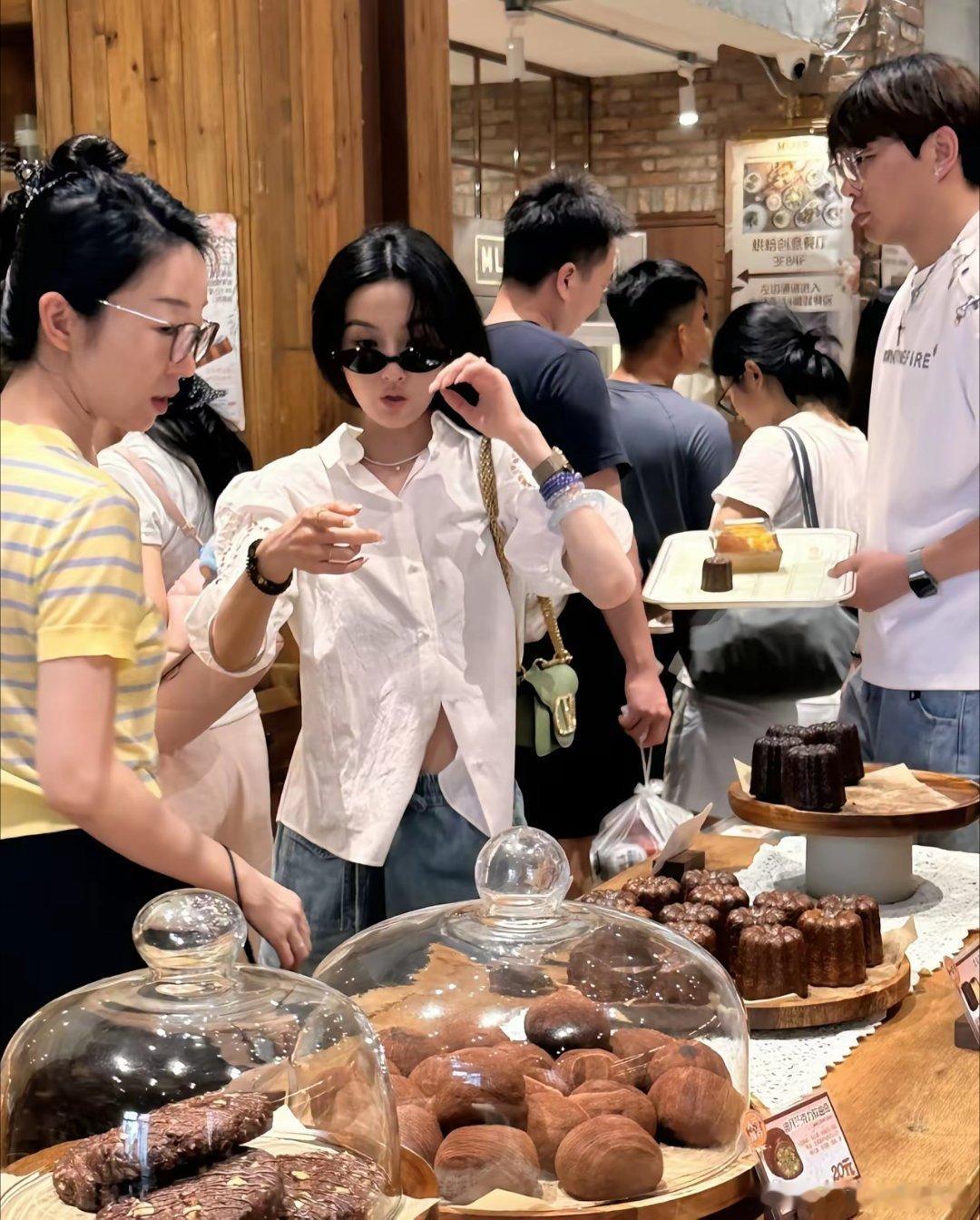 28岁宋祖儿现身天津一间面包店购物，她的打扮好时尚，真人太美了，脸型五官精致，侧