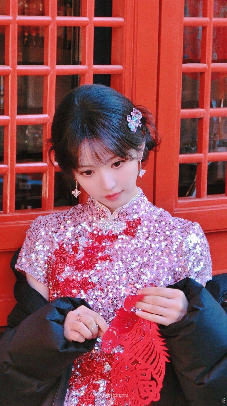 田曦薇特写美我一大跳田曦薇春晚造型太美啦，红裙子配丸子头，喜庆得不行，这张脸看