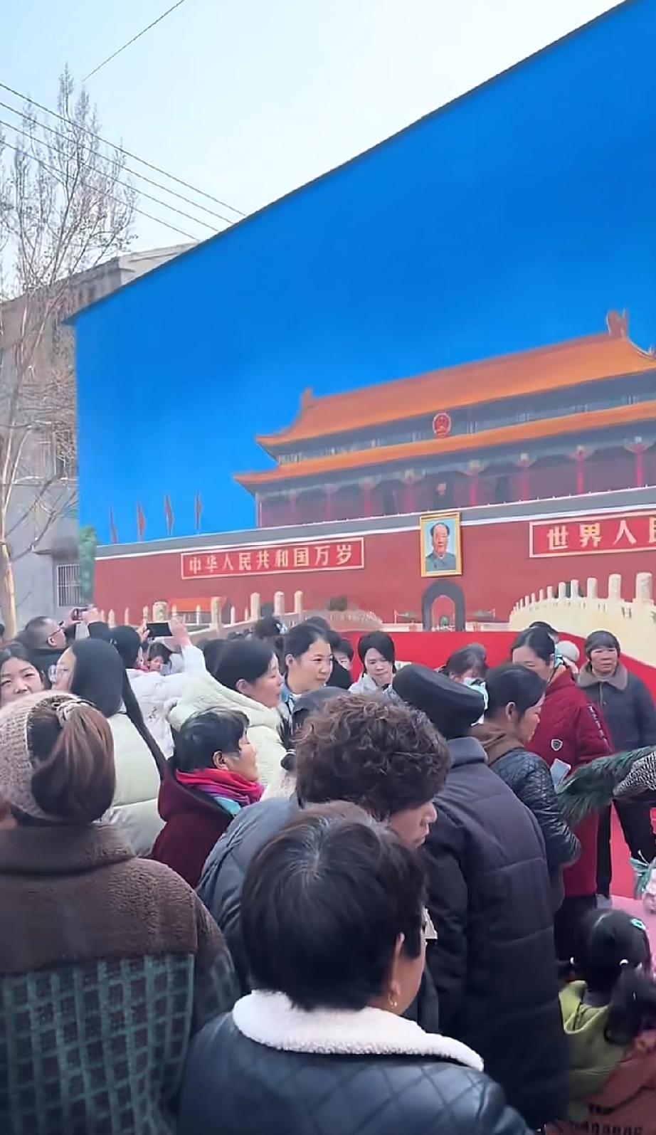 这是2025年末最火爆的地方，让万千农村人实现了在天安门广场合影的愿望，已经成为