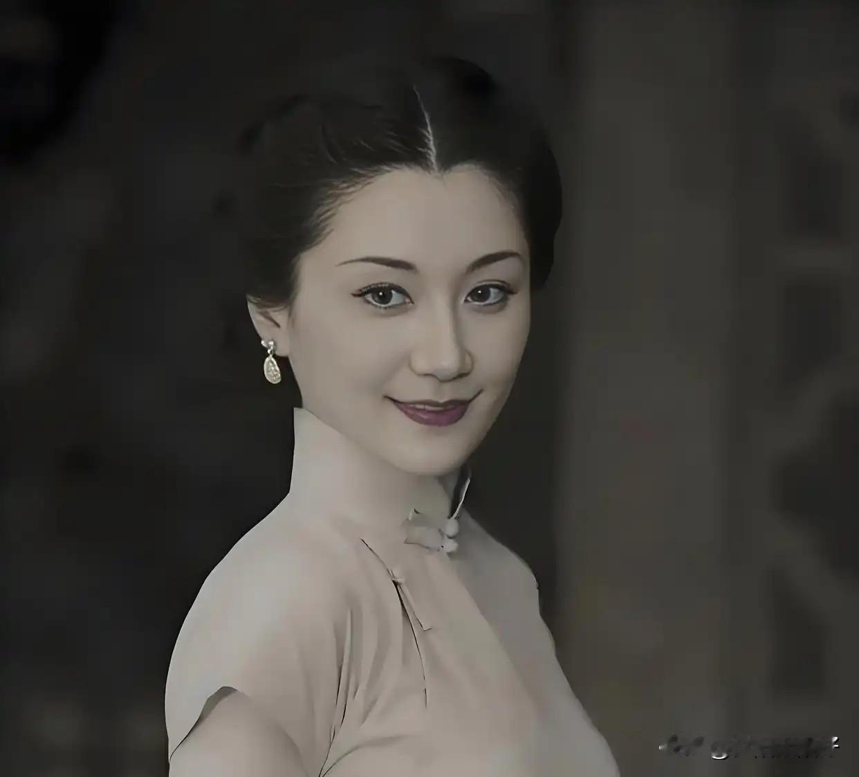 1918年，杜月笙去歌舞厅会友，突然，他一手搂住舞女的腰，另一只手要伸进她的胸口