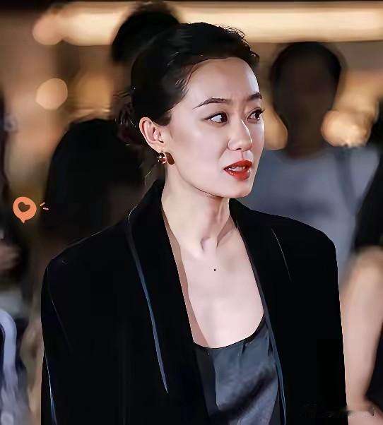 张小斐背后一定有高人指点。不信你看，《功夫女足》不要片酬，不要分红的一分钱，