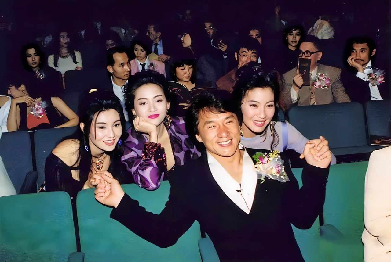 这是1993年，第12届香港电影金像奖颁奖典礼上，成龙大哥坐在第一排，一手牵张曼