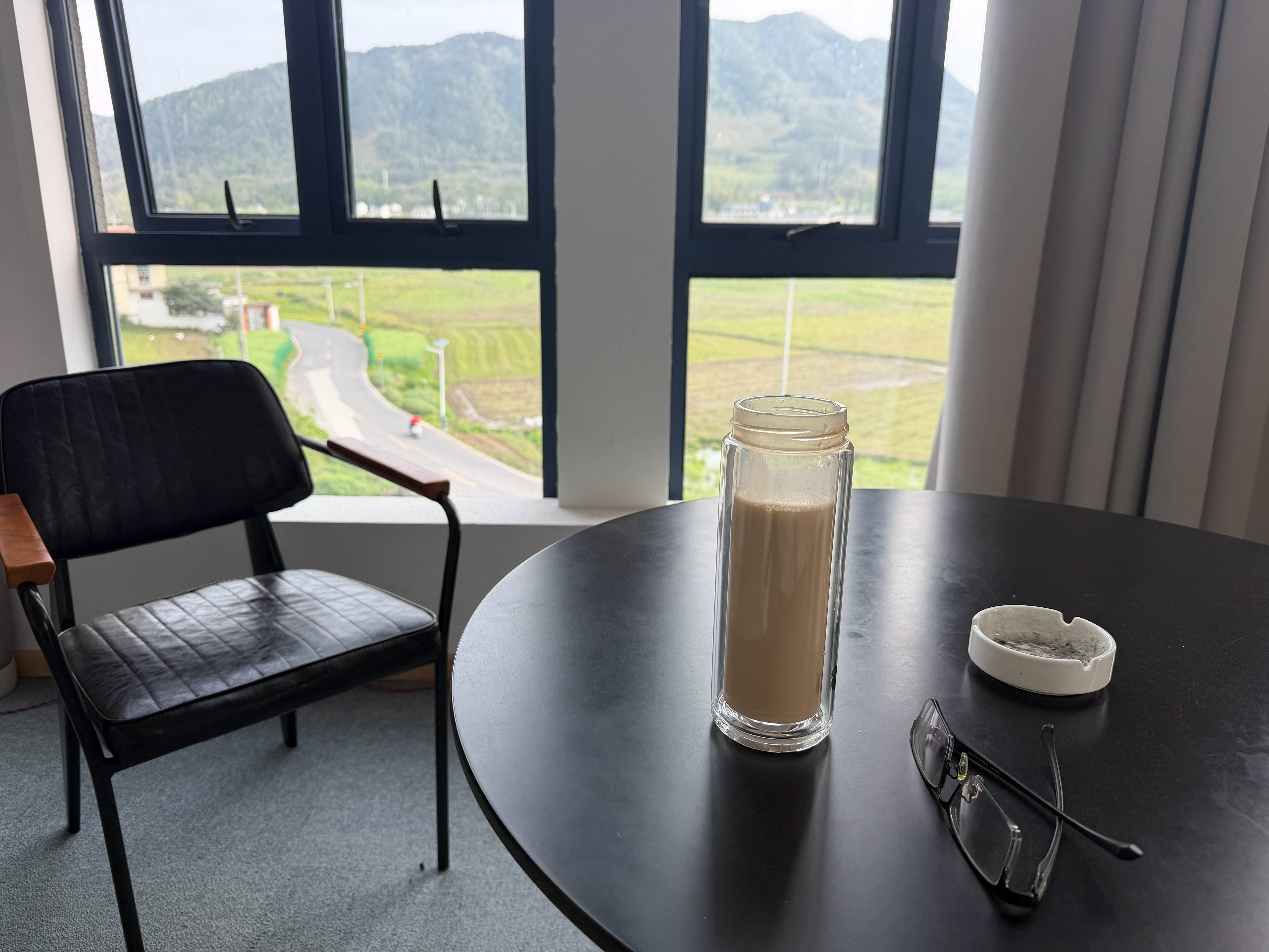 训练前，打一杯现磨牛奶咖啡。