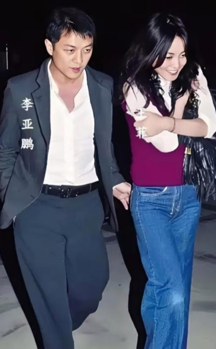 2007年，时年38岁的王菲与36岁的丈夫李亚鹏在苏州留下幸福瞬间。照片中二人笑