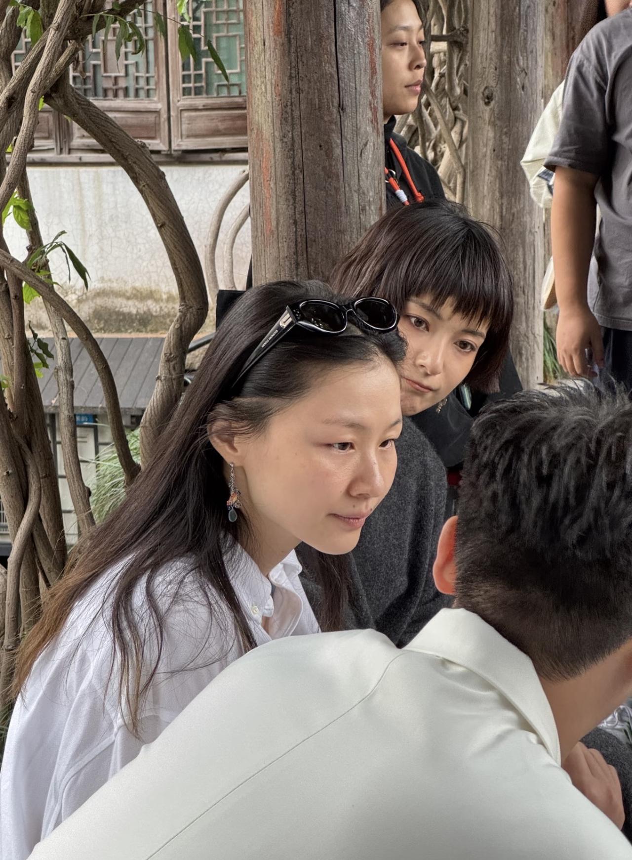10月19日，有位网友在乌镇偶遇金靖，她坐在那里聊天的画面。金靖参加活动也没
