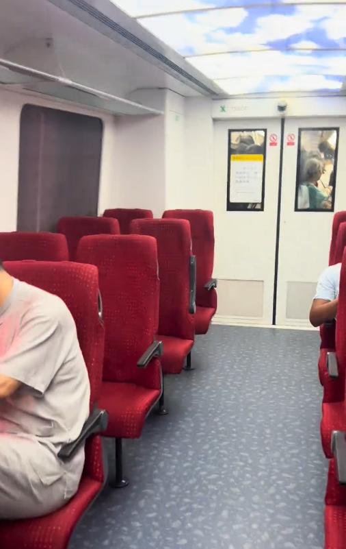 最近，有网友拍视频吐槽深圳地铁11号线普通车厢塞满人，相邻的“商务车厢”却冷冷清