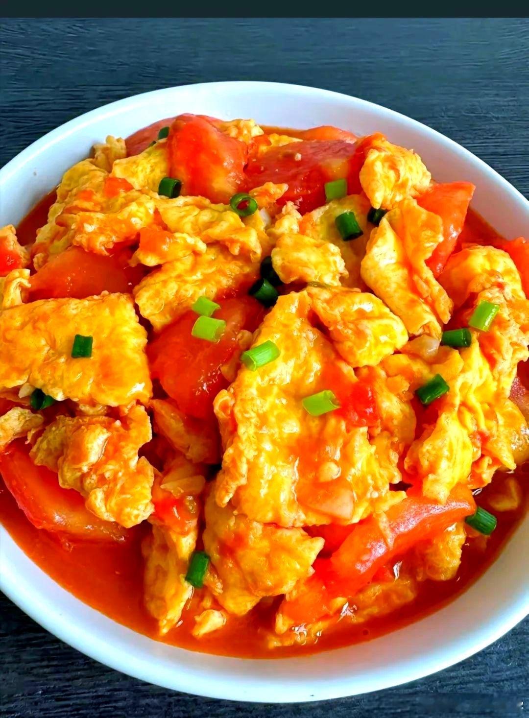 生菜涨价有些比肉还贵今年的蔬菜普遍都涨价了，平均下来比猪肉都贵，西红柿炒鸡蛋都变