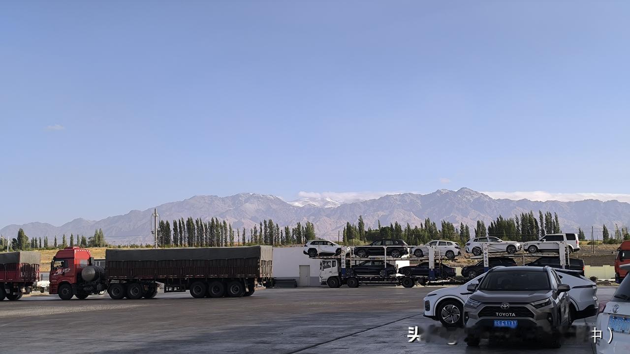 已经到达梯子泉服务区，这里正在充电当中，没想到还能看到这样精细的一幕。远处的雪山