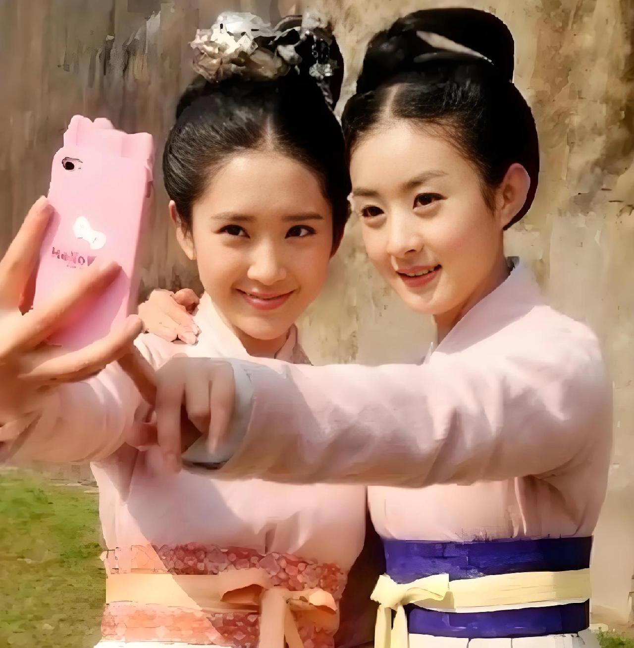 如果她俩能成为姐妹有多好。唐艺昕与赵丽颖曾经也是戏里的好姐妹，一起演了《陆贞传奇