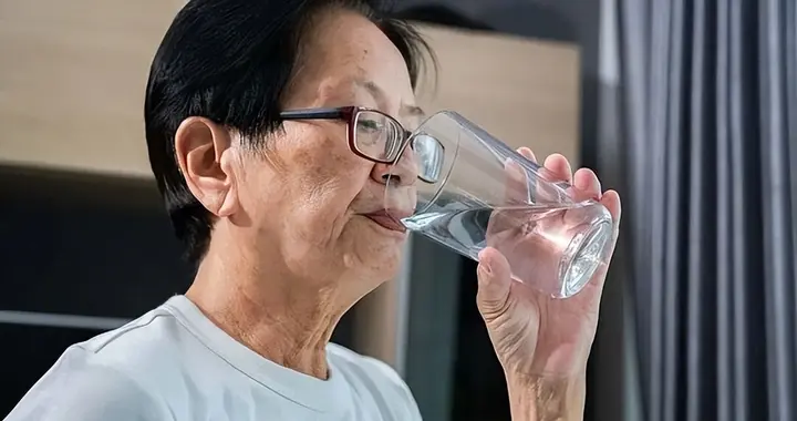 人有没有肾病, 看喝水就知? 医生: 有肾病的人, 喝水多会有3异常