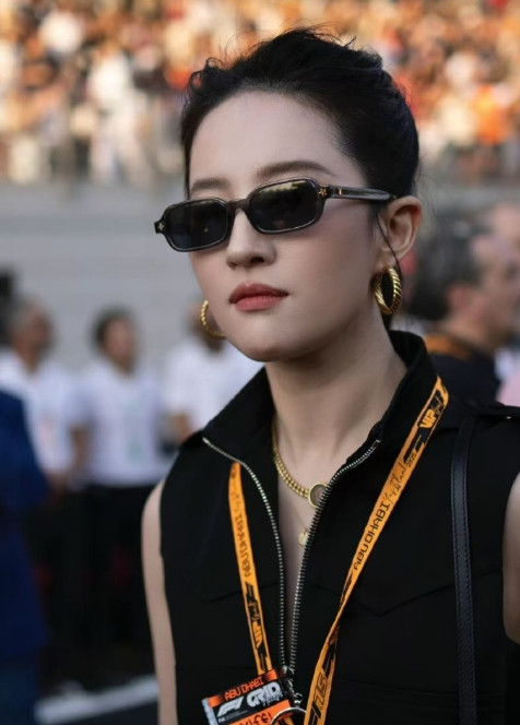 刘亦菲之前的红毯活动一直被嘲壮肩膀身材胖，但刘亦菲晒出看F1比赛的照片来看，和以