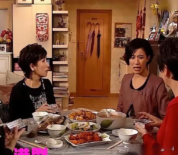 香港那场火，烧穿了港剧里的“大房子谎言”前几天香港那栋老楼着火的新闻，看得