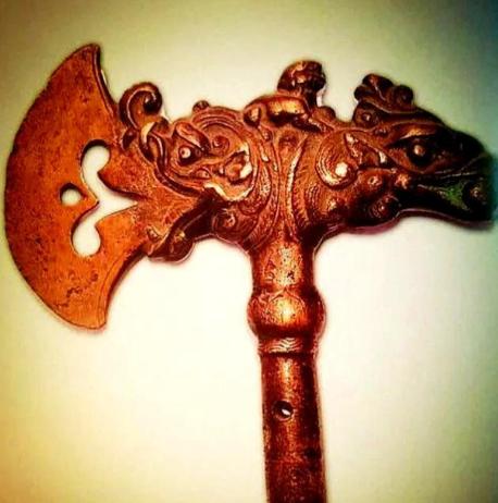 1968年，内蒙古一村民打猎，追赶野兔进了一座山洞，竟发现一把金斧头，正要去捡时