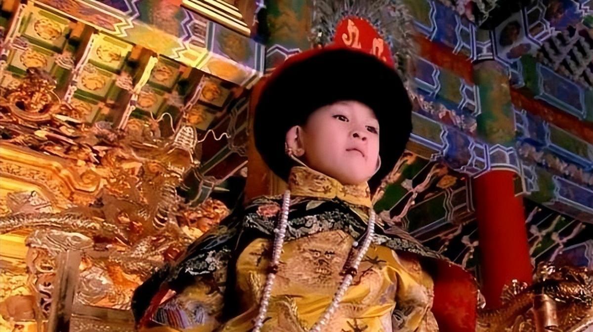 1875年1月12日，年仅19岁的同治皇帝驾崩，其母慈禧太后迅速扶持光绪皇帝继位