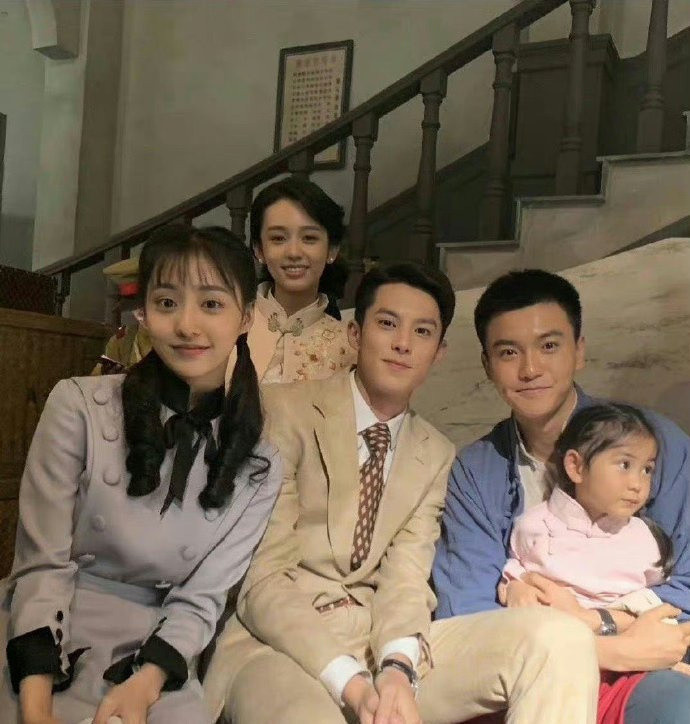 不理解的海报站位第一张女主是周也第二张女主是关晓彤​​​