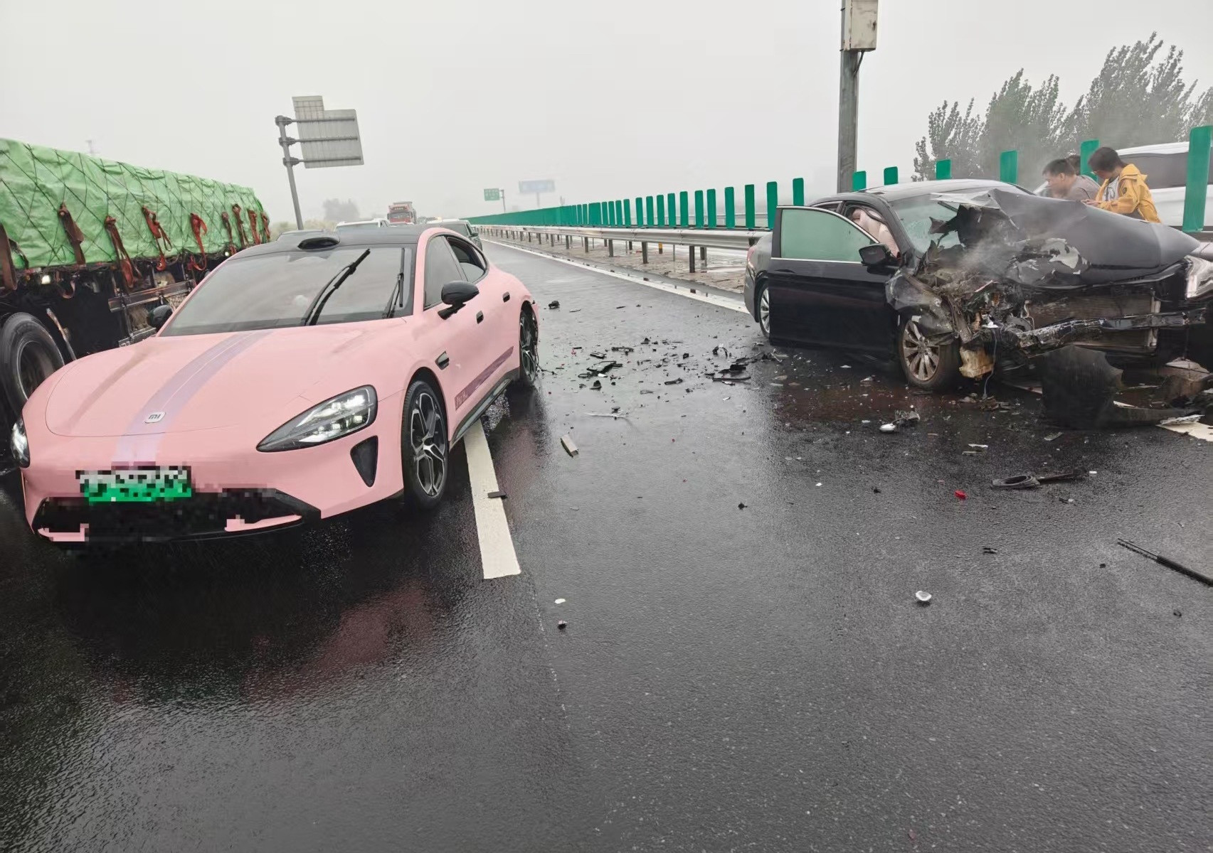 小米SU7高速被追尾，撞击的车脸烂了大半，玻璃都碎了，SU7损伤不大，可以看到小