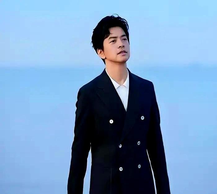 李健说：歌手这行，等于高空跳伞，伞包还得自己缝。一场商演取消，下个月房租就