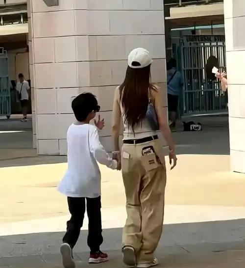 偶遇Angelababy接娃！今天又有网友在校门口偶遇baby，美美地等着小海绵