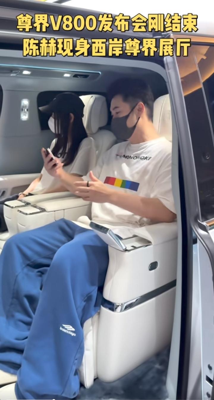 陈赫带着美娇妻买尊界V800，还都戴着口罩，两位讲解的男销售一看就是王牌，陈赫和