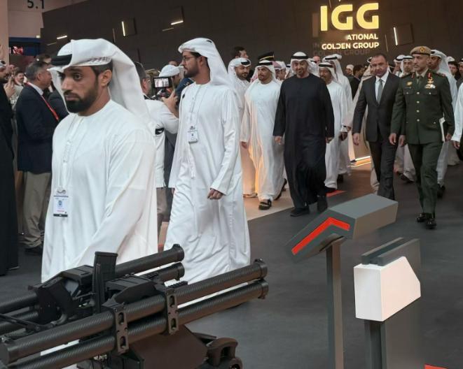 阿联酋军方围观中国展台，对战斗机器狗爱不释手，令欧美代表脸色凝重！在2026年初