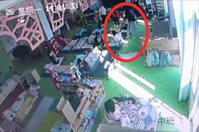 青岛即墨，一个5岁男孩凌晨哭喊着“别打我”，小手死死拽着家门框不肯去幼儿园。这份