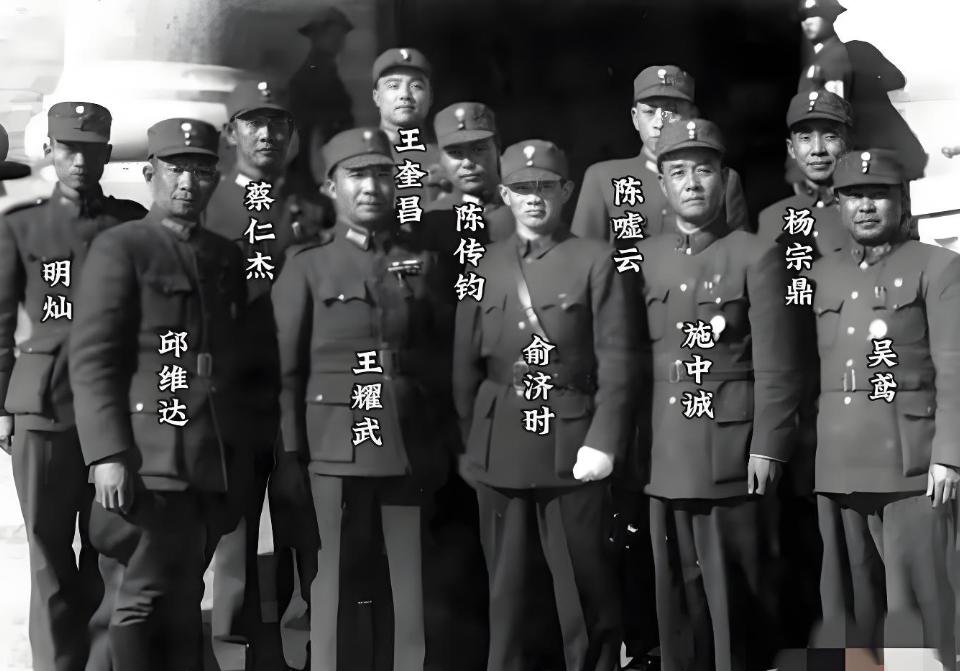 现存一张1938年万家岭大捷后第七十四军核心将领合影，前排左二为王耀武、左三俞济